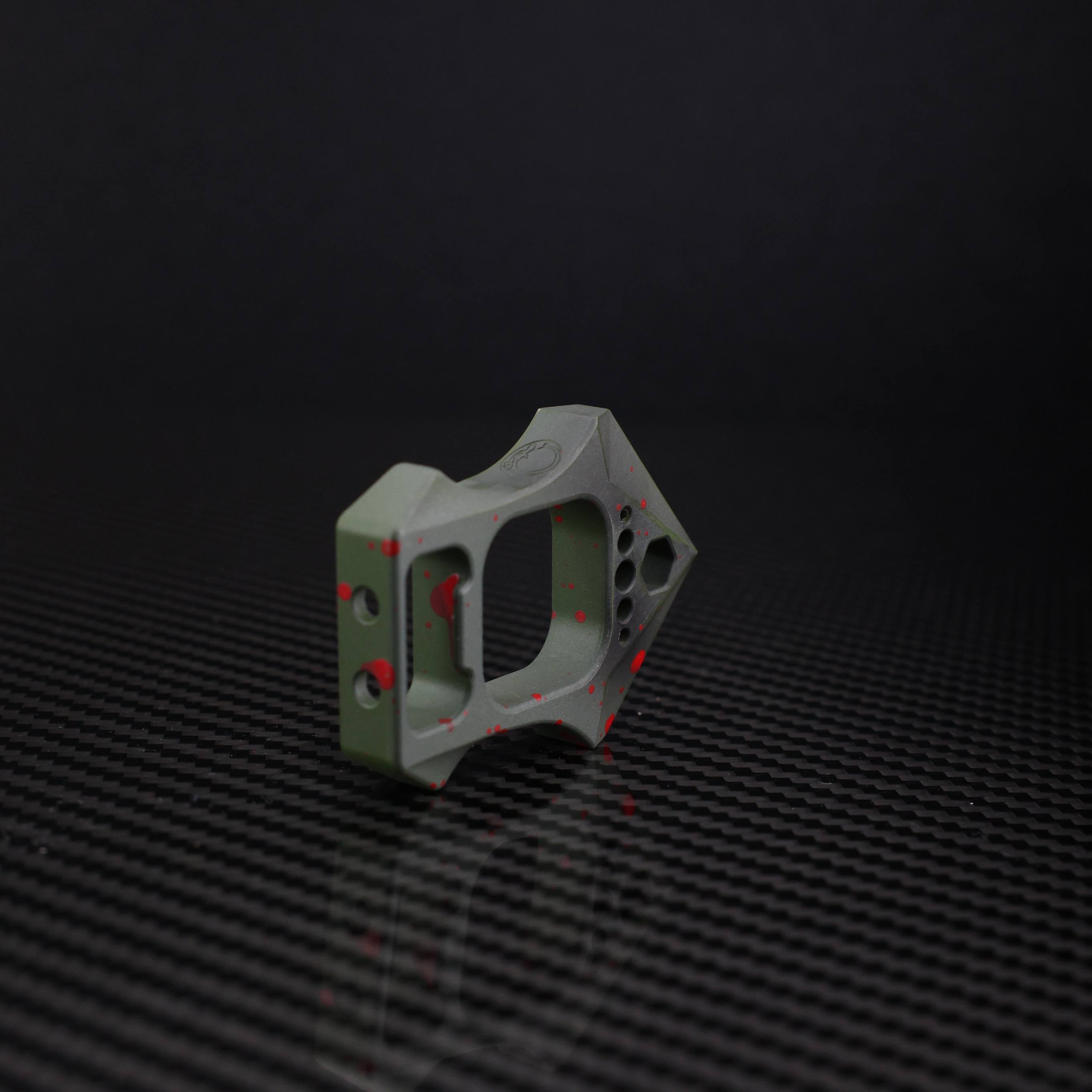 CHIMAGO EDC refers to the Tiger bottle opener "FAT MAN" with bloodstain ceramic coating