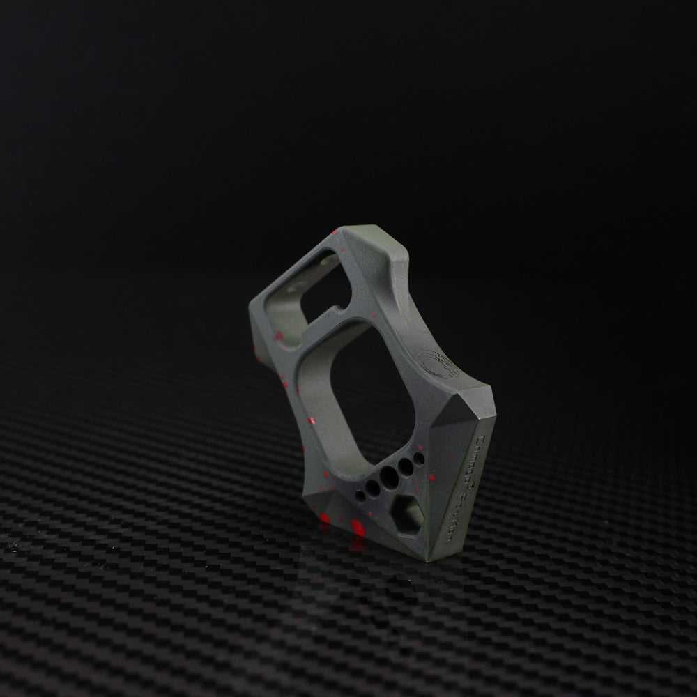 CHIMAGO EDC refers to the Tiger bottle opener "FAT MAN" with bloodstain ceramic coating