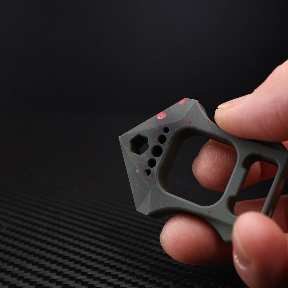 CHIMAGO EDC refers to the Tiger bottle opener "FAT MAN" with bloodstain ceramic coating