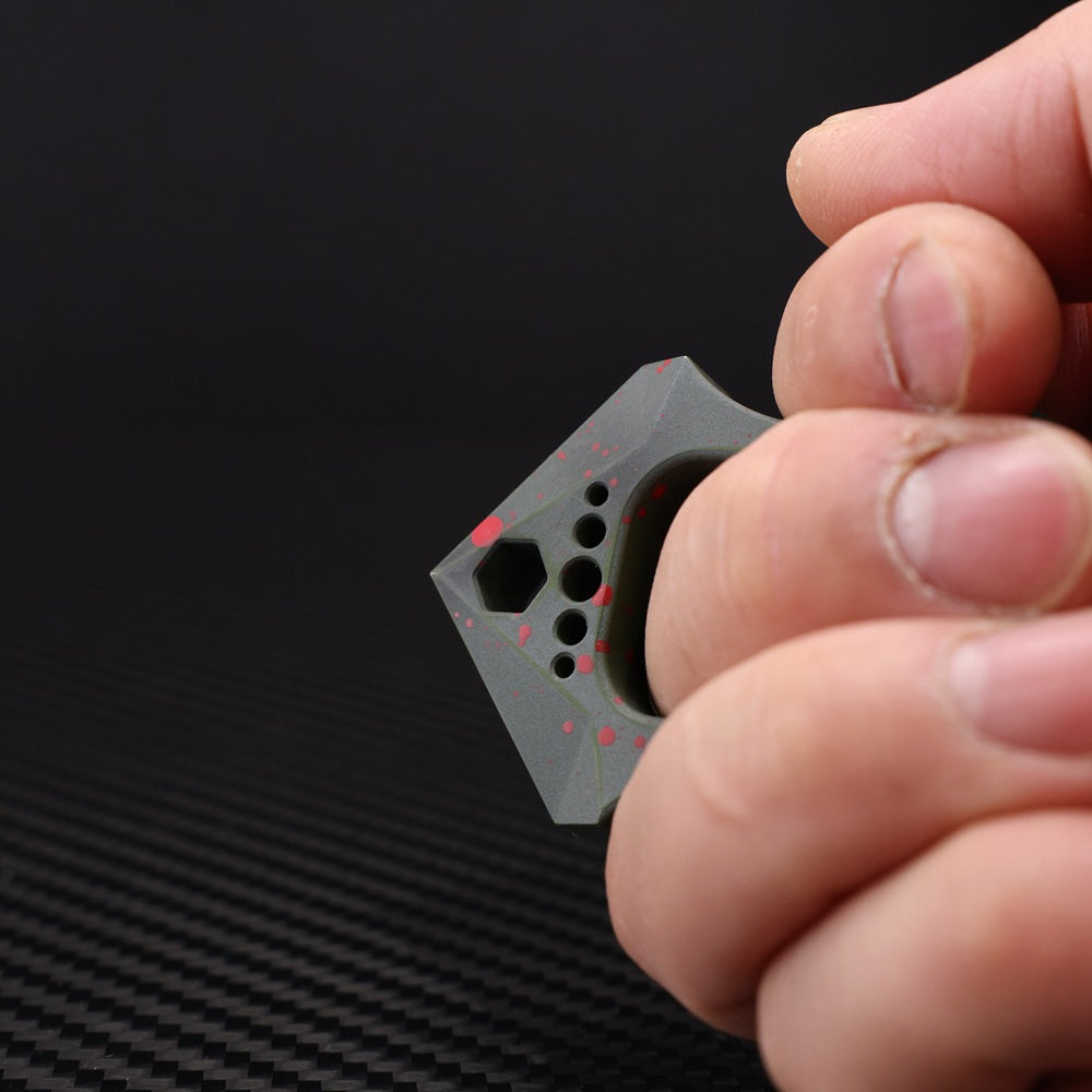 CHIMAGO EDC refers to the Tiger bottle opener "FAT MAN" with bloodstain ceramic coating