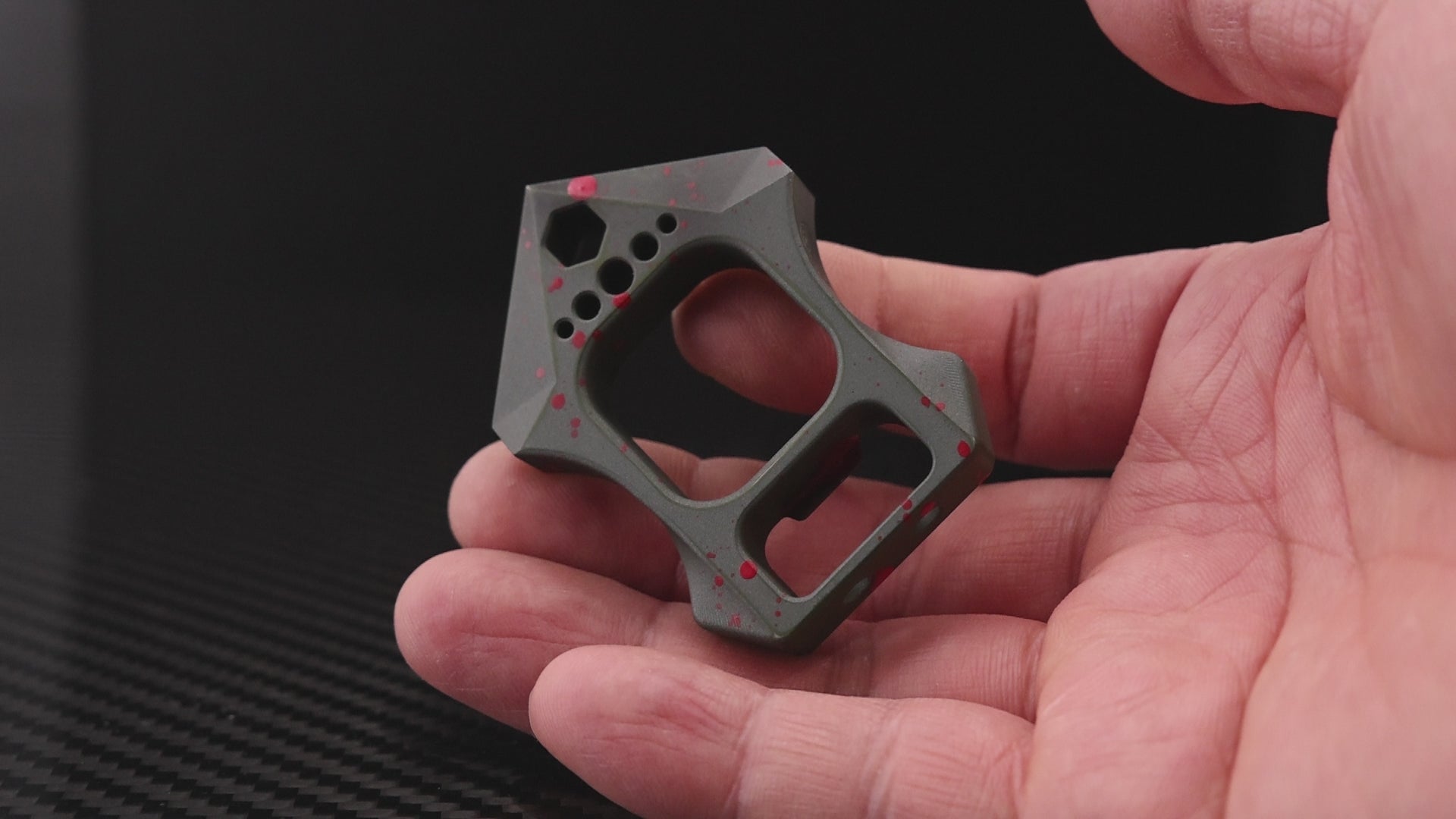 CHIMAGO EDC refers to the Tiger bottle opener "FAT MAN" with bloodstain ceramic coating